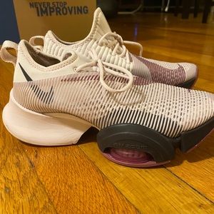 Nike size 8 woman air zoom superrep